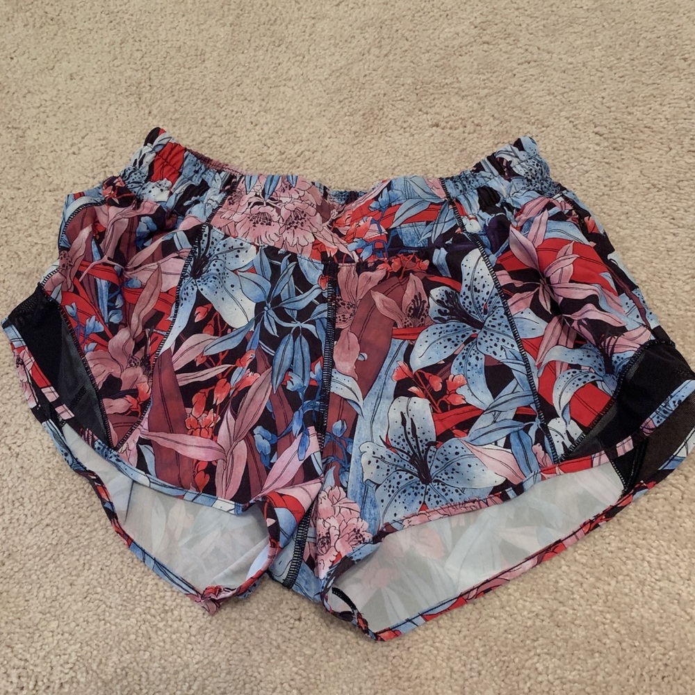 Lululemon hotty hot shorts 2.5 size 6